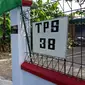 Petugas KPPS dan warga sibuk bekerja bakti untuk mendirikan TPS 38 yang beralamat di Jalan Kasuari III No 6, Kampung Tirtoyoso, Manahan, Solo. (Foto: Liputan6.com/Fajar Abrori)