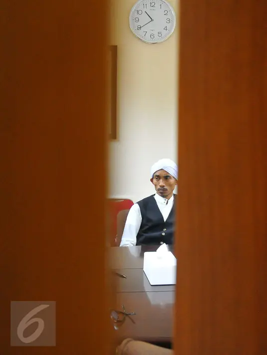 Pemimpin Pandawa Group dan Koperasi Simpan Pinjam (KSP), Salman Nuryanto saat di periksa Tim Satgas Waspada Investasi Otoritas Jasa Keuangan (OJK) di Jakarta, Senin (28/11). (Liputan6.com/Angga Yuniar)