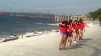 JKT48 tampil di Asian Games 2018, tepatnya di arena jetski, di Ancol, Minggu (26/8/2018). (Bola.com/Benediktus Gerendo Pradigdo)