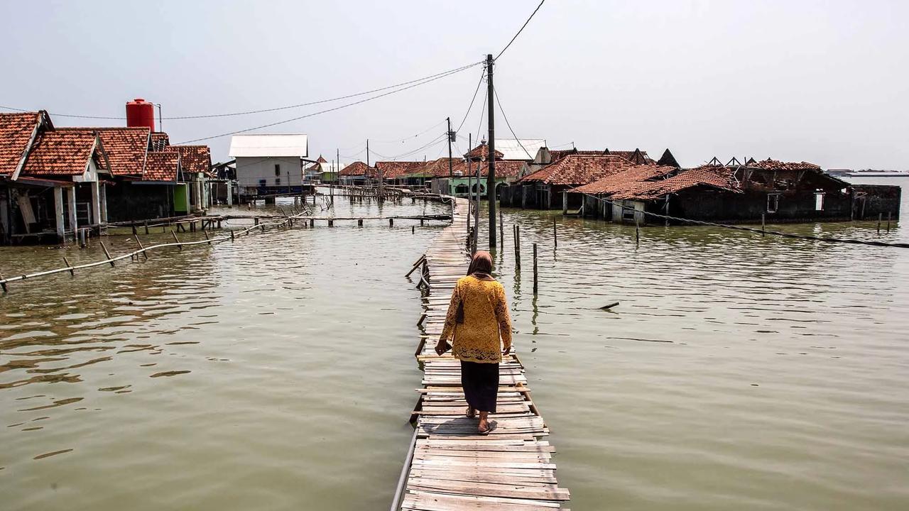 FOTO: Timbulsloko Bertahan di Tengah Rob yang Tak Kunjung Surut