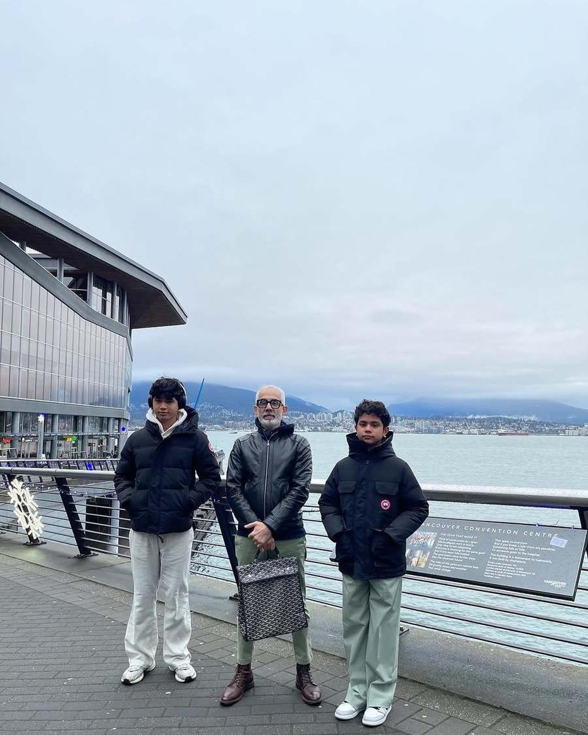 8 Potret Karan Singh Anak Sulung Bunga Zainal Nikmati Winter Holiday di Kanada, Salfok Posturnya Tinggi Banget