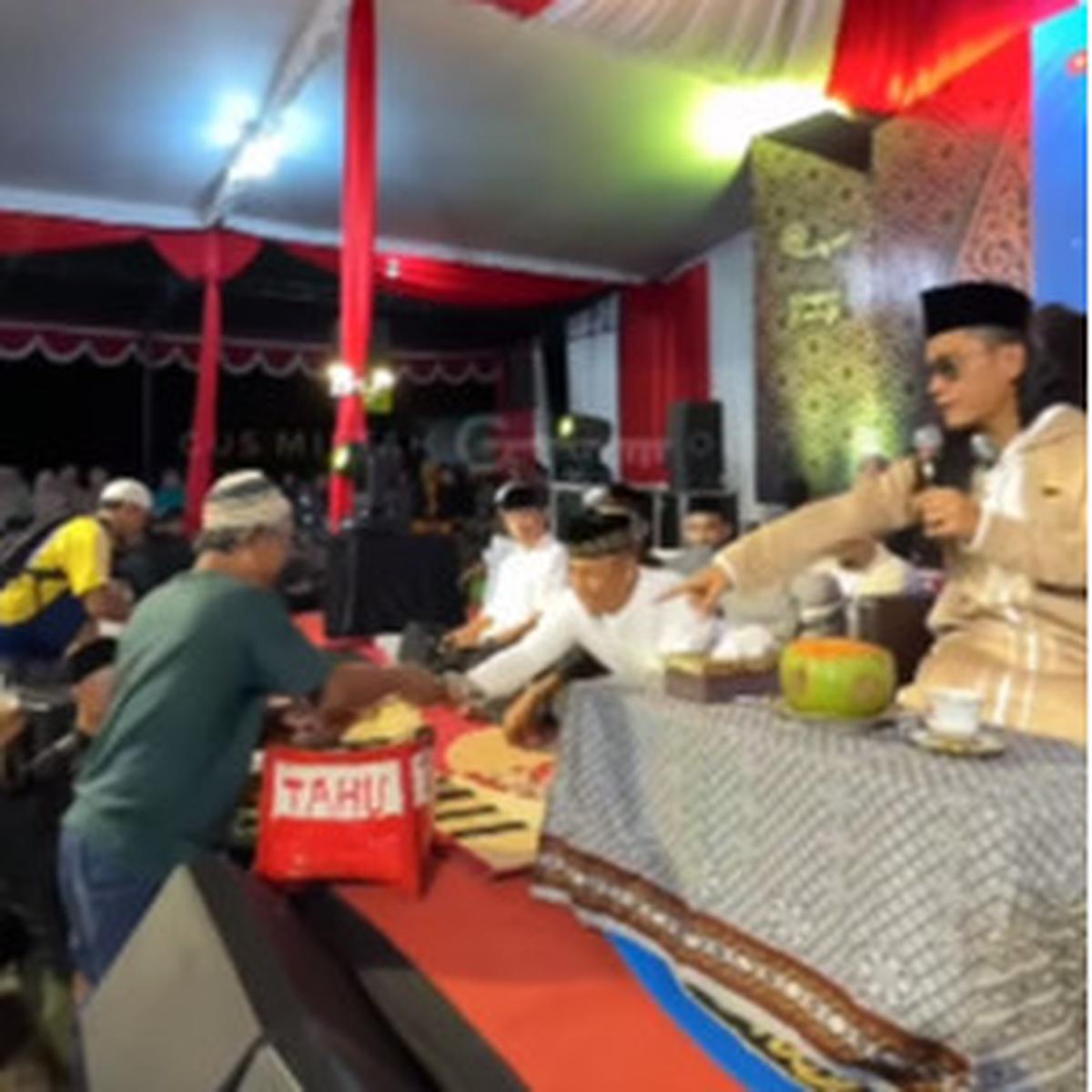 Usai Viral Lempar Kata Kasar ke Penjual Es Teh, Gus Miftah Bagikan Momen saat Borong Dagangan