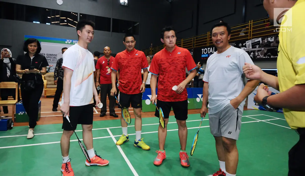 Menpora Imam Nahrawi (kanan) bersama Kevin Sanjaya (kiri) jelang laga eksebisi melawan Candra Wijaya/Ricky Subagja di Candra Wijaya Internasional Badminton Centre, Tangerang Banten, Selasa (19/12). (Liputan6.com/Helmi Fithriansyah)