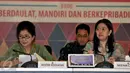 Menkes Nila F Moeloek (kiri) dan Menko PMK Puan Maharani saat Rapat Koordinasi tingkat menteri, Jakarta, Kamis (18/6/2015). Rakor tersebut membahas Persiapan Sail Tomini dan Festival Boalemo 2015. (Liputan6.com/Johan Tallo)
