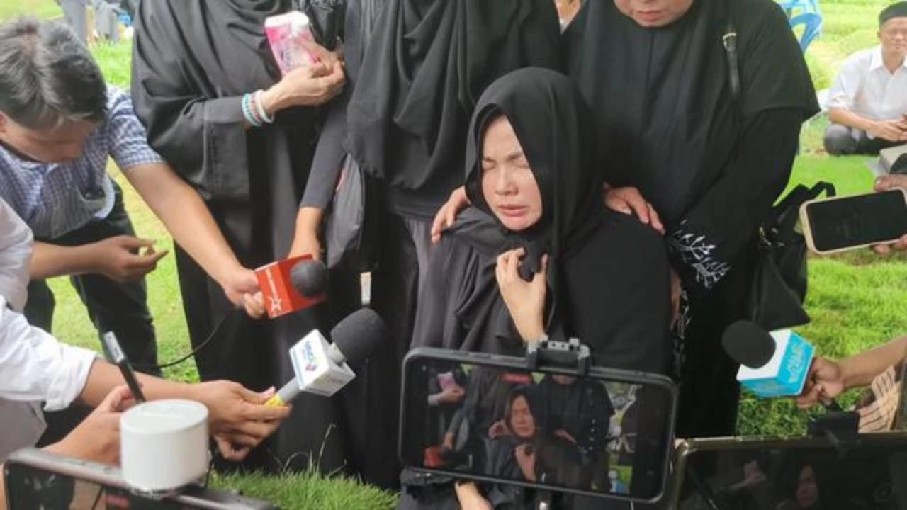 VIDEO: Bikin Nyesek, Tangis Karina Ranau Istri Epy Kusnandar "I Love You So Much Papi"
