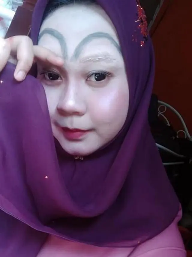 kalah tantangan, wanita ini berdandan aneh di hari lebaran