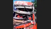 Bus DPRD Kota Surabaya yang ringsek bagian depannya setelah menabrak bokong truk di Tol Grati Pasuruan. (Istimewa)