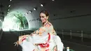 Kimono cantik yang dipakai Luna Maya adalah karya seniman Italia, Elisa Chana Cecchetti [@lunamaya]