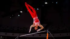 Pesenam putra Jepang, Daiki Hashimoto beraksi dalam nomor palang sejajar pada babak kualifikasi Kejuaraan Dunia Gimnastik 2025 di Indonesia Arena, Senayan, Jakarta, Minggu (19/10/2025). (Bola.com/Bagaskara Lazuardi)