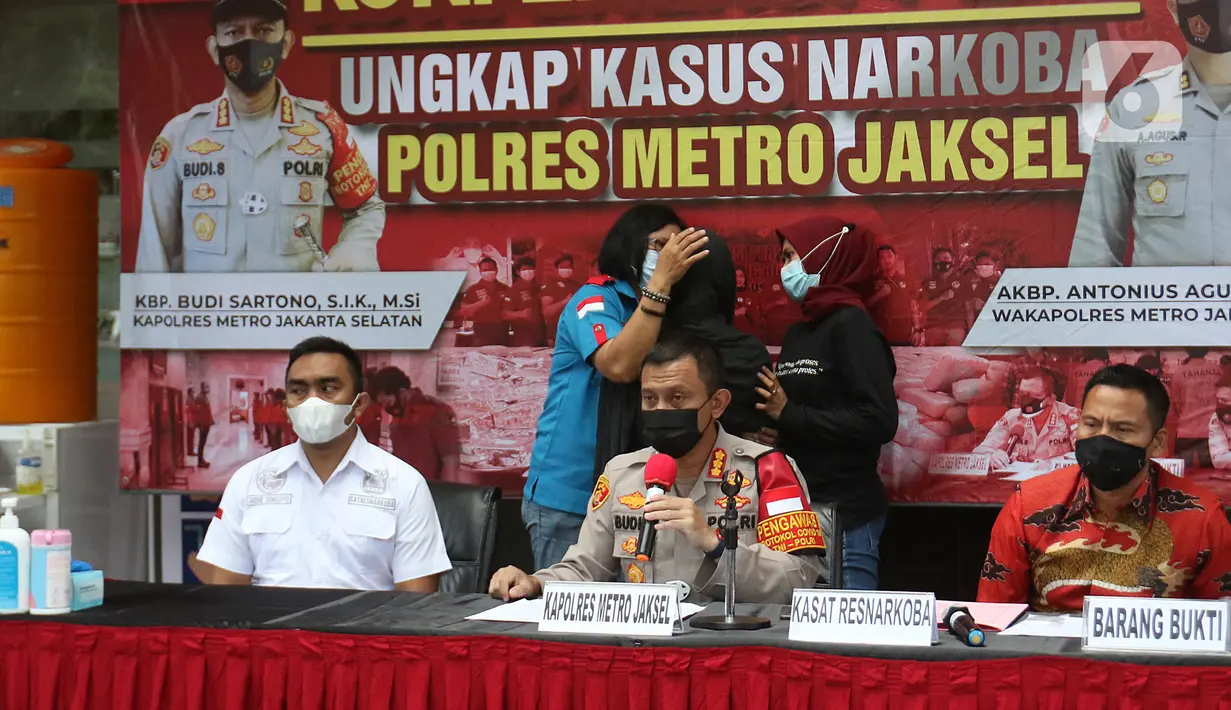 Kapolres Metro Jakarta Selatan, Kombes Pol Budi Sartono saat rilis kasus dugaan penyalahgunaan narkoba yang menjerat Ratna Fairuz Albar atau Iyut Bing Slamet, Sabtu (5/12/2020). Saat penangkapan, polisi menemukan barang bukti berupa satu clip plastik sabu bekas pakai. (Liputan6.com/Herman Zakharia)