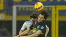 Bek Napoli Mario Rui dan bek Inter Milan Matteo Darmian  melompat saat berebut bola dalam lanjutan Liga Italia di Giuseppe Meazza, Senin (22/11/2021) dini hari WIB. Inter Milan sukses mengandaskan Napoli dengan skor tipis 3-2. (AP Photo/Antonio Calanni)