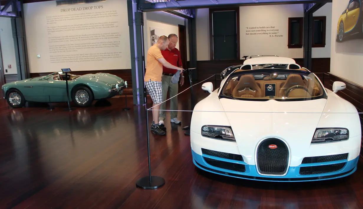 Dua orang pria melihat mobil Bugatti Veyron 16.4L Grand Sport Vitesse yang dipajang di Audrain Automobile Museum di Newport (13/6). (AP Photo / Michelle R. Smith)