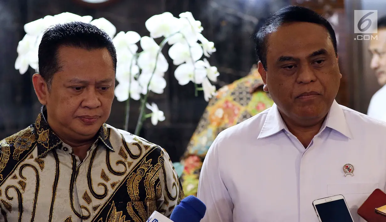 Menpan RB Syafruddin (kanan) dan Ketua DPR Bambang Soesatyo memberikan keterangan usai pertemuan di Gedung Nusantara III, Senayan, Selasa (23/7/2019). Menpan menyampaikan kepada Ketua DPR Bamsoet saat ini ada 97 lembaga dalam pemerintahan Jokowi-JK yang terkena akuisisi. (Liputan6.com/Johan Tallo)