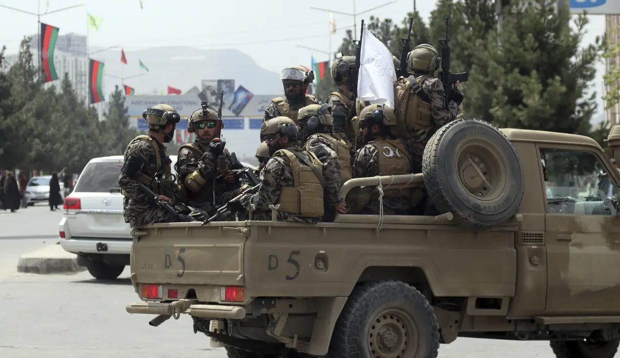 Pasukan khusus Taliban tiba di dalam Bandara Internasional Hamid Karzai setelah penarikan militer AS, di Kabul, Afghanistan, Selasa (31/8/2021).  Taliban menguasai penuh bandara internasional Kabul pada Selasa, setelah pesawat AS meninggalkannya landasan pacu. (AP Photo/Khwaja Tawfiq Sediqi)