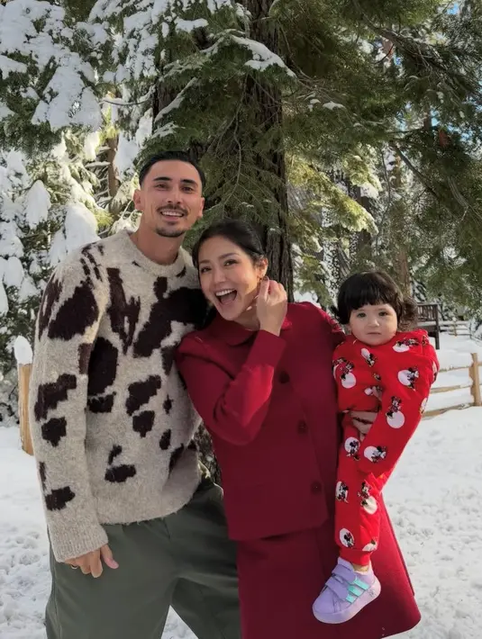 Jessica juga tampil formal mengenakan setelan merah, dari atasan lengan panjang berkerah dipadukan mini skirt warna senada.  [@inijedar]