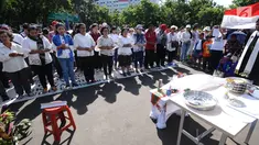 Jemaat GKI Yasmin dan HKBP Filadelfia melaksanakan misa Natal 2017 di Silang Barat Laut atau seberang Istana Merdeka, Jakarta, Senin (25/12). Dipimpin 16 pendeta dari beragam gereja, mereka menggelar kebaktian Natal. (Liputan6.com/Helmi Fithriansyah)