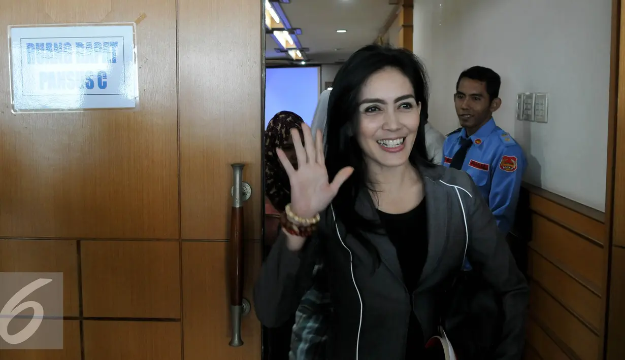 Anggota DPR-RI dari Partai PDI Perjuangan Rieke Diah Pitaloka usai melakukan rapat tertutup mengenai Ketua Panitia Khusus Pelindo II, Jakarta, Kamis (15/10/2015).  Rieke terpilih sebagai ketua Panitia Khusus Pelindo II. (Liputan6.com/JohanTallo)