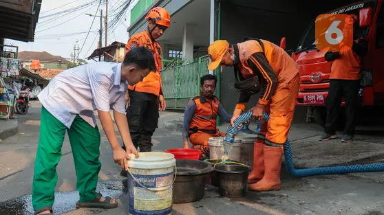 Warga Cilandak Timur Antre Air Bersih di Tengah Kekeringan