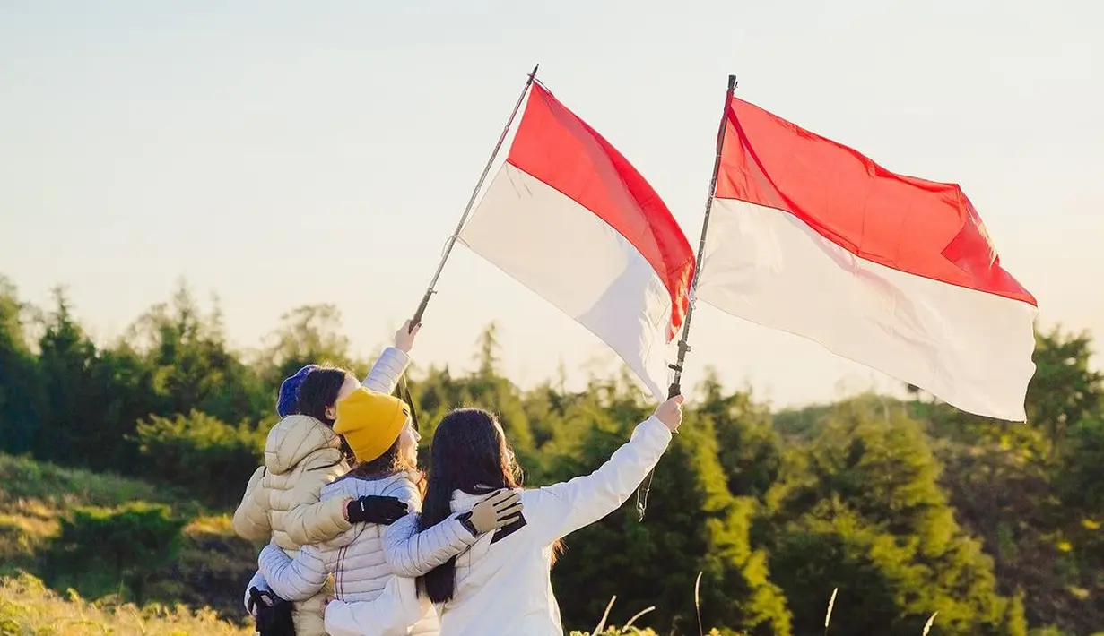 Luna Maya hingga Yura Yunita tampil dengan busana outdorr sembari mengibarkan bendera merah putih di dataran tinggi Prau. [@lunamaya].