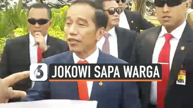 Presiden Jokowi turun dari mobil demi menyapa warga yang memenuhi kawasan Monas. Ini dilakukan Jokowi saat perjalanan menuju Gedung MPR, Jakarta, Minggu (20/10/19).