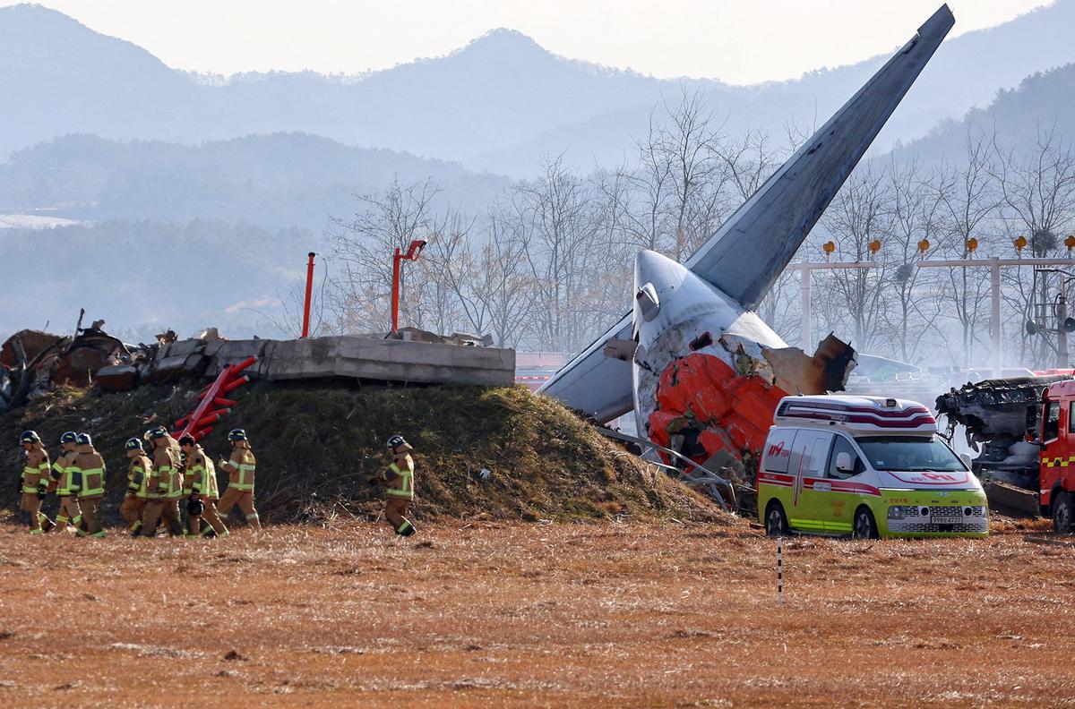 Tim SAR Evakuasi Korban Pesawat Jeju Air yang Jatuh Terbakar