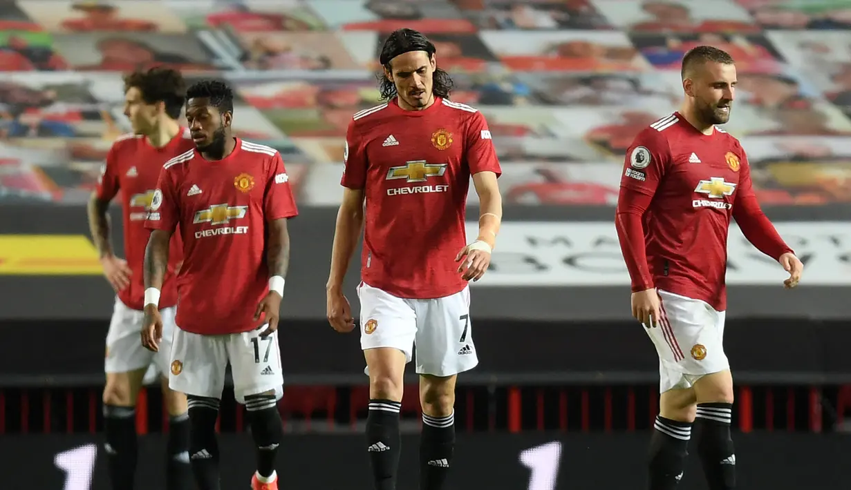 Striker Manchester United, Edinson Cavani (tengah) dan kawan-kawan tertunduk kecewa usai kebobolan gol ketiga saat melawan Liverpool dalam laga lanjutan Liga Inggris 2020/2021 pekan ke-35 di Old Trafford, Kamis (13/5/2021). Manchester United kalah 2-4 dari Liverpool. (AFP/Michael Regan/Pool)