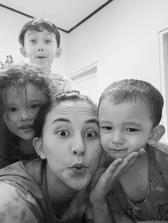 Dahlia Poland memilih mengurus ketiga buah hatinya. [Instagram/dahliachr]