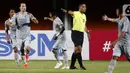 Pemain Persib Bandung Ezra Walian (dua kiri) mendapatkan selamat dari rekan satu tim usai menjebol gawang Persita Tangerang dalam pertandingan babak penyisihan Grup D Piala Menpora 2021 di Stadion Maguwoharjo, Sleman, Senin (29/3/2021). Persib menang 3-1. (Bola.com/Ikhwan Yanuar)