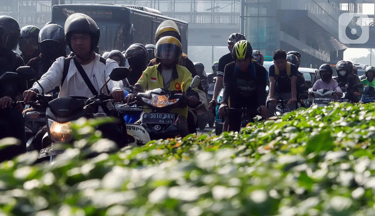 Hal ini dikarenakan kembalinya aktivitas perkantoran dan perdagangan setelah libur perayaan Idul Fitri 1446 Hijriah. (Liputan6.com/Herman Zakharia)