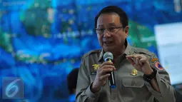 Kepala BNPB, Willem Rampangilei memberikan keterangan terkait gempa 5,2 SR yang mengguncang Malang, Jawa Timur, pukul 13.09 WIB, di Jakarta, Rabu (3/2). (Liputan6.com/Faisal R Syam)