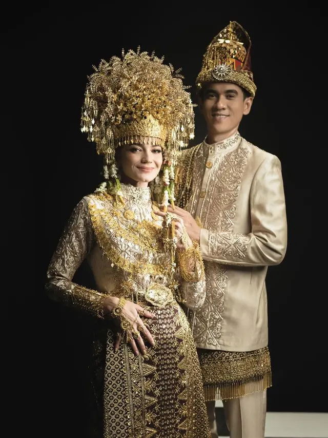 Enzy Storia dengan Baju Adat Aceh Saat Menikah. [@derai.studio]