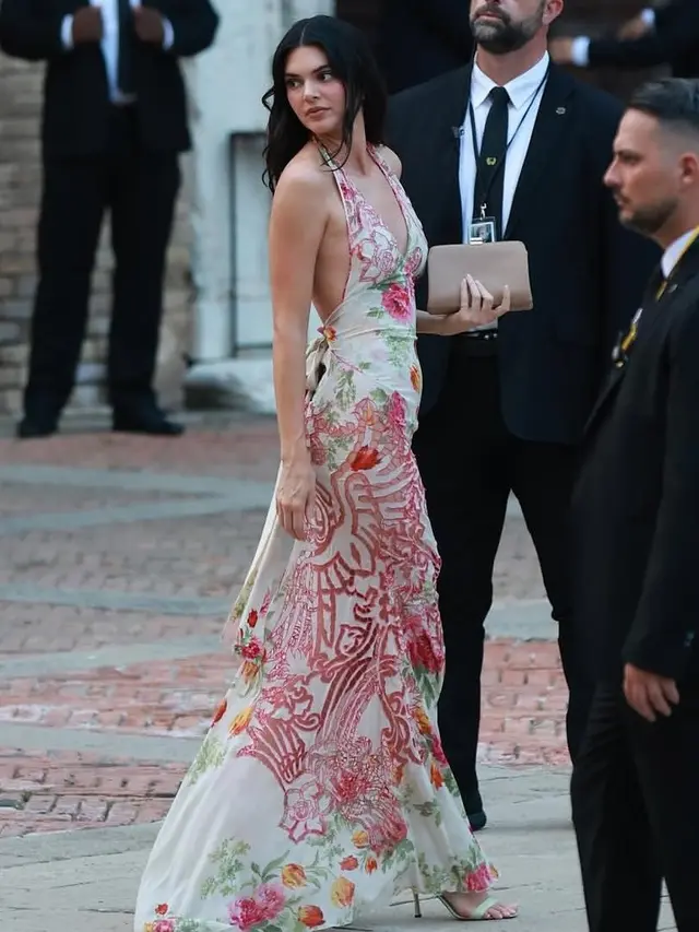 Parade Gaun Lawas Dikenakan Tamu Undangan Warnai Pernikahan Mewah Jeff Bezos dan Lauren Sanchez