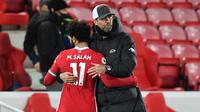 Manajer Liverpool, Jurgen Klopp, memeluk pemainnya, Mohamed Salah, setelah The Reds kalah 0-2 dari Everton dalam laga derbi Merseyside di Anfield pada pekan ke-25 Premier League, Minggu (21/2/2021). (PAUL ELLIS / POOL / AFP)