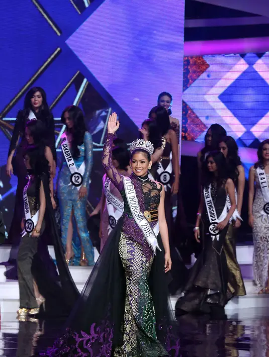 Anindya Kusuma Putri dengan mengenakan mahkota dan berselempang bertuliskan Puteri Idonesia 2015 berjalan sembari melambaikan tangannya dipanggung pemilihan Puteri Indonesia baru. (Nurwahyunan/Bintang.com)