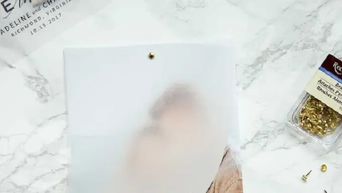 Undangan pernikahan fisik sangat bernilai meski kini sudah eranya digital. (Foto: Pinterest)