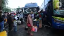 Sejumlah calon penumpang yang akan mudik ke kampung halaman saat ingin menaiki bus antar kota antar provinsi di Terminal Poris Plawad, Tangerang, Banten, Jumat (30/4/2021). (Liputan6 com/Angga Yuniar)