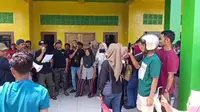 Santer Isu Penggelapan Pajak, Warga Desa Kadaleman Sukabumi Geruduk Kantor Desa