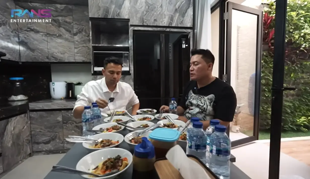 Setelah beberapa kali meledek persentase, Raffi lantas mengizinkan Merry menggunakan namanya. Ia juga berpesan Merry menjaga nama baiknya. "Gue enggak minta (persenan dari menggunakan nama), tapi lo yang bener, jangan mempermalukan nama Merry Raffi Ahmadnya," kata Raffi Ahmad. [Youtube/Rans Entertainment]