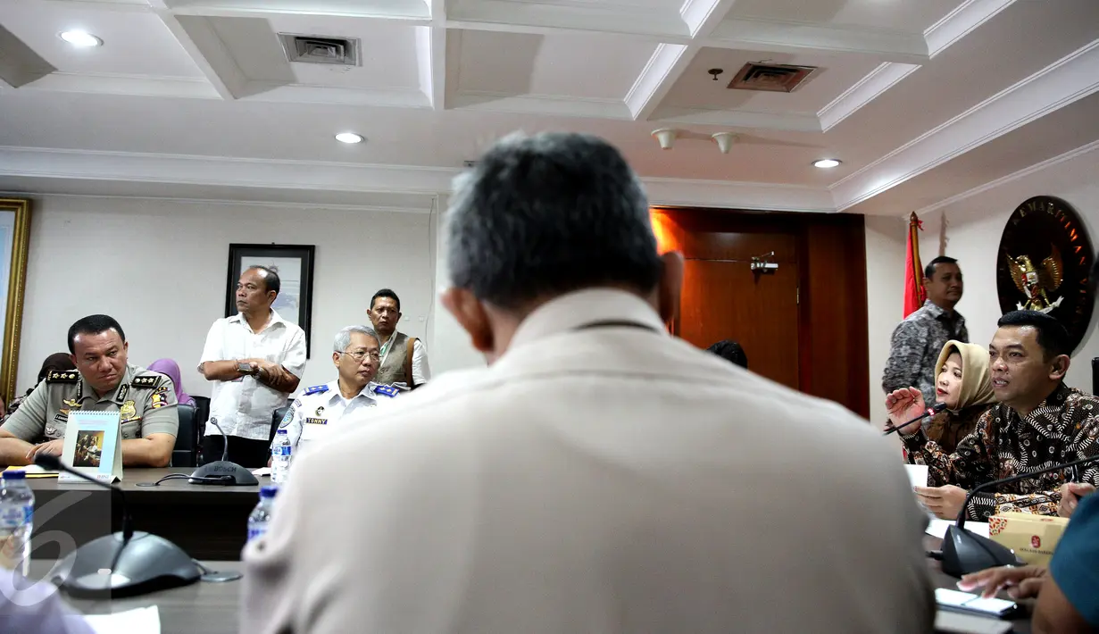 Kepala Satgas Percepatan Dwelling Time, Agung Kuswandono (kanan) saat konpers terkait Penurunan Dwelling Time di Gedung BPPT, Jakarta, Rabu (23/9/2015). Kemenko Maritim akan memperpendek dwelling time menjadi 3-4 hari. (Liputan6.com/Faizal Fanani)