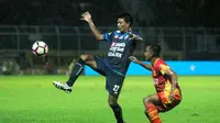 Pemain muda Arema FC, Dedik Setiawan mencetak satu gol saat mengalahkan Bhayangkara FC 2-0 di Stadion Kanjuruhan, Kabupaten Malang, Minggu (23/4/2017). (Bola.com/Iwan Setiawan)