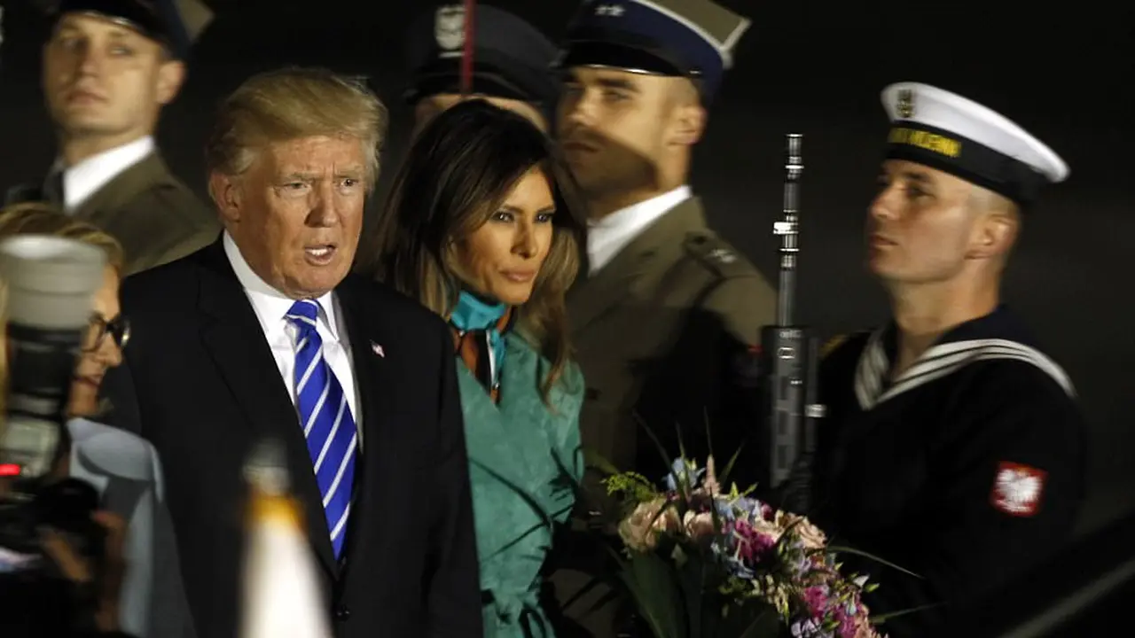Donald Trump dan Melania Trump di  Chopin Airport, Warsawa, Polandia. (AP)