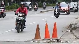 Pengendara menghindari jalan berlubang di kawasan Tanjung Barat, Jakarta, Rabu (30/1). Musim penghujan, pengguna jalan mengeluhkan jalan berlubang yang dipenuhi air. (Liputan6.com/Immanuel Antonius)