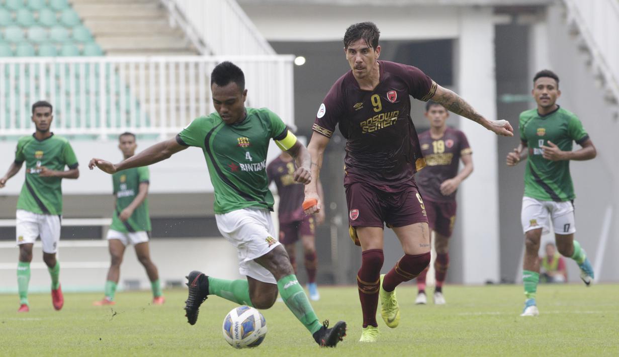 Striker PSM Makassar, Giancarlo Rodrigues, berebut bola dengan pemain Lalenok United, Francisco da Costa, pada laga Piala AFC di Stadion Pakansari, Bogor, Jawa Barat, Rabu (29/1/2020). PSM menang 3-1 atas Lalenok United. (Bola.com/M Iqbal Ichsan)