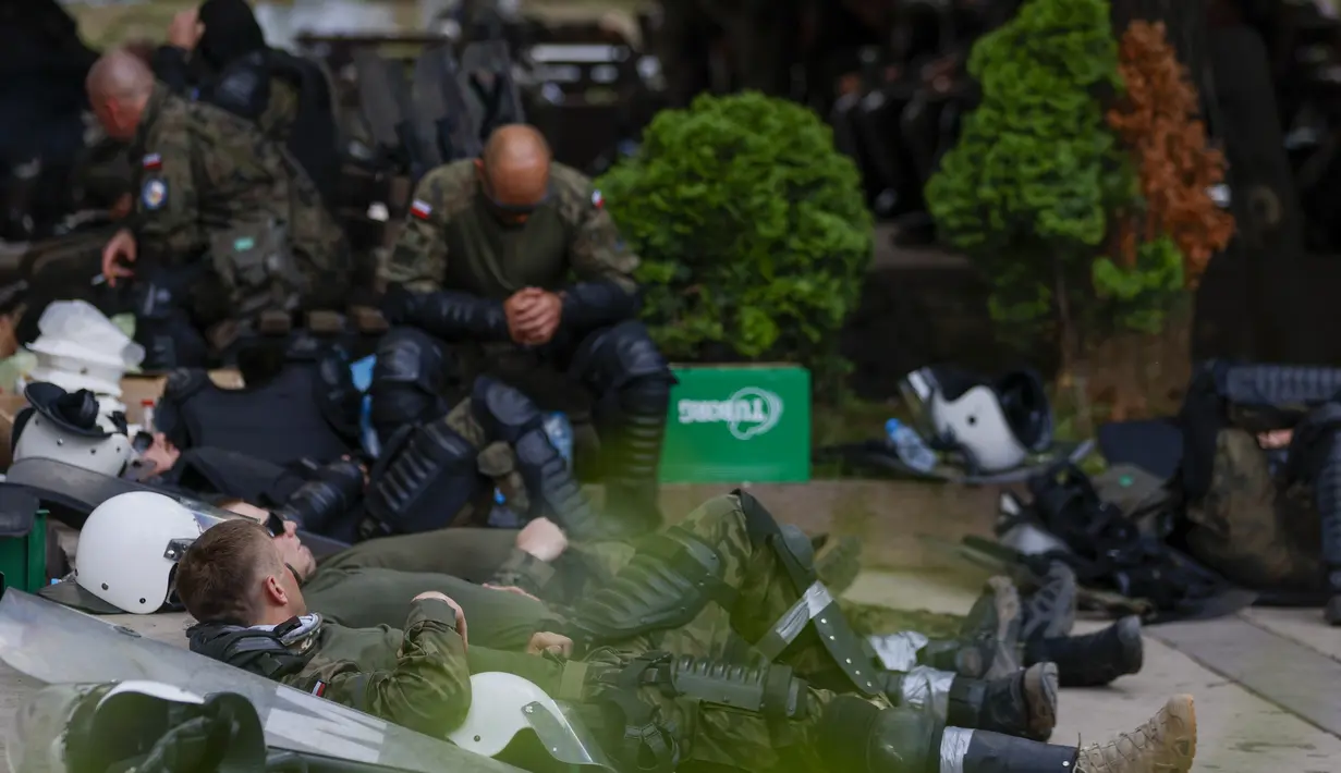 NATO akan mengirimkan 700 tentara lagi ke Kosovo utara untuk membantu memadamkan aksi protes yang diwarnai kekerasan setelah bentrokan dengan etnis Serbia di sana mengakibatkan 30 tentara internasional terluka, demikian diumumkan aliansi tersebut pada hari Selasa. (AP Photo/Marjan Vucetic)