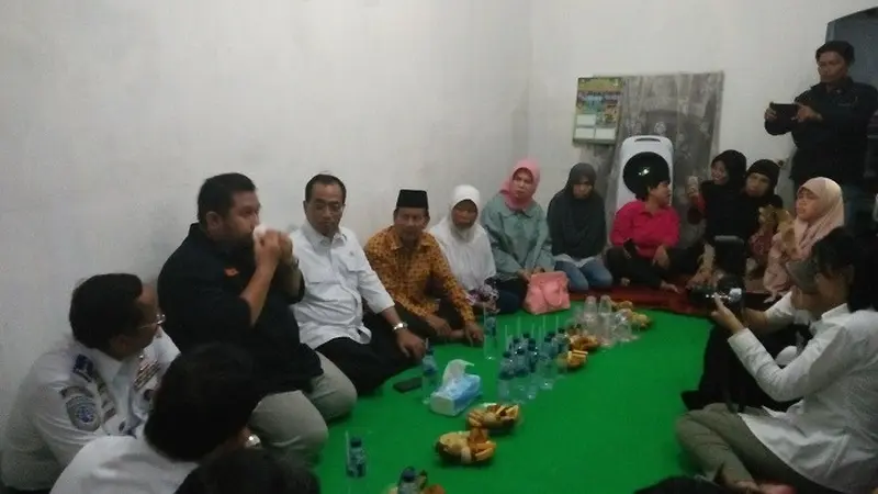 Menhub Budi Karya mengunjungi rumah korban pembunuhan oleh driver taksi online (Dok Foto: Dwi Aditya Putra/Merdeka.com)