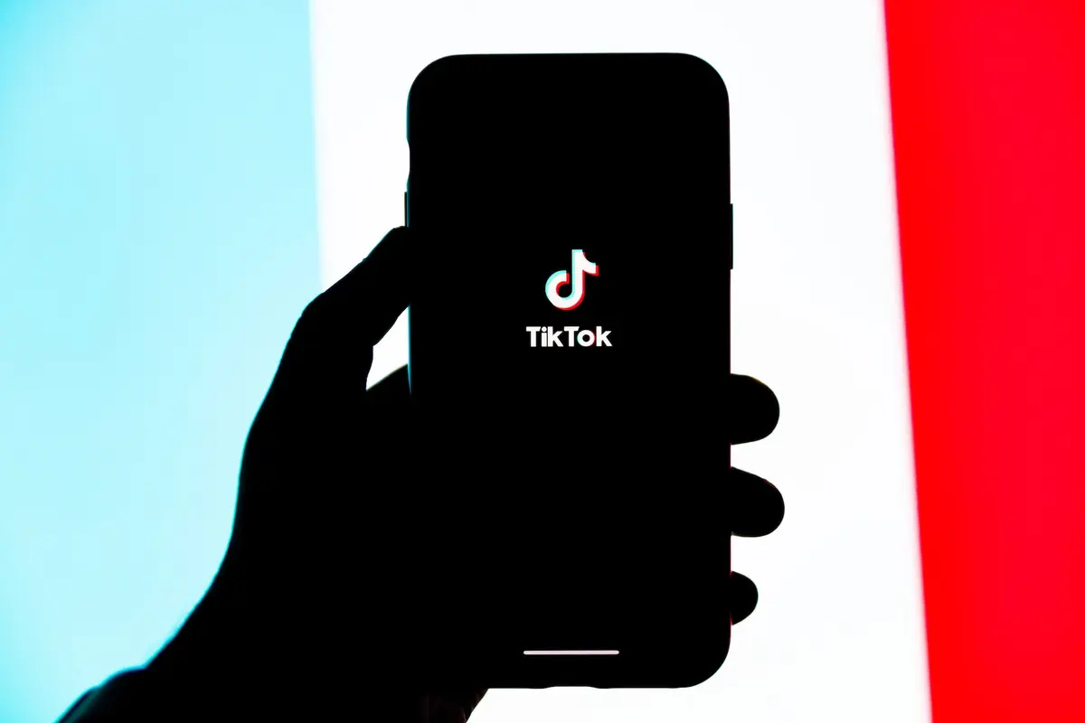 Ilustrasi TikTok. Credit: Solen Feyissa/Unsplash