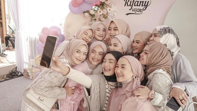 Selebgram Hany Purnama Asriy baru saja membuka outlet baru.