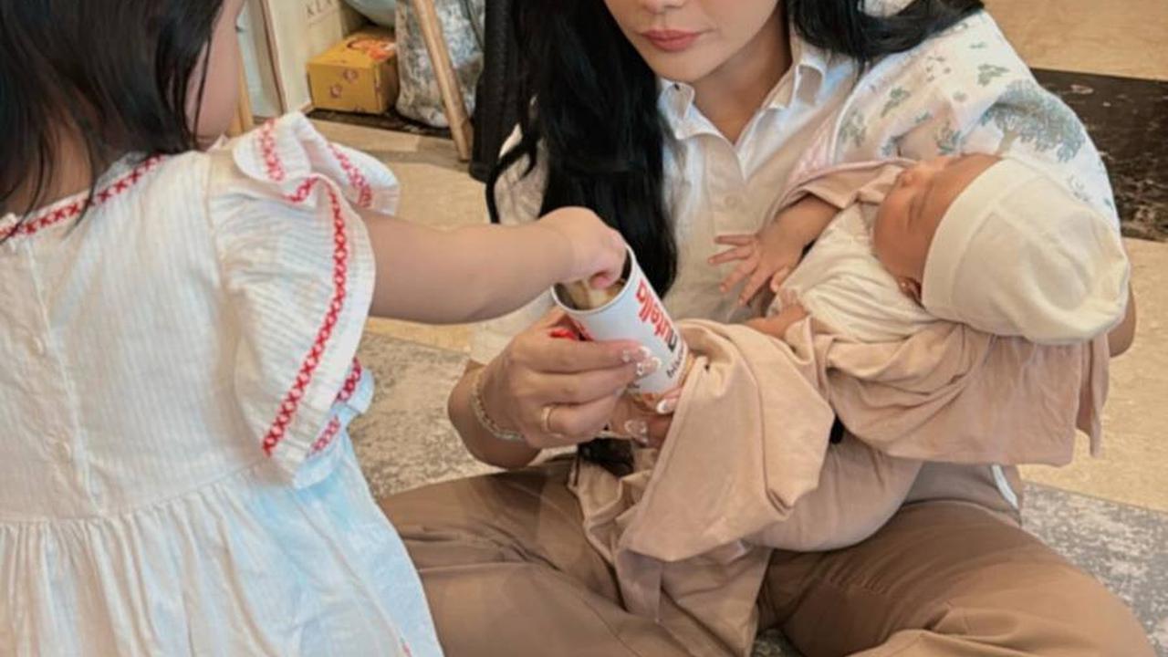 Ameena dan Azura Beda 1 Tahun 10 Bulan