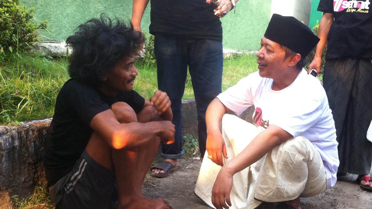 Berbagi Kemerdekaan RI Bersama Orang Gila