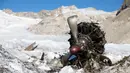 Mesin pesawat tempur Perang Dunia II milik AS saat ditemukan di Gauli Glacier, di Bernese Alps, Swiss (17/9). Pesawat Perang Dunia II C-53 Skytrooper Dakota tersebut jatuh tahun 1946. (Peter Klaunzer/Keystone via AP)